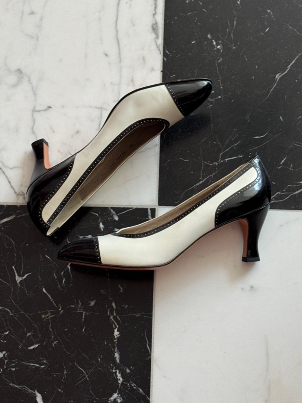 NEW Salvatore Ferragamo Vintage SPECTATOR Pumps Black White 10 AA Extra Narrow - Picture 11 of 16